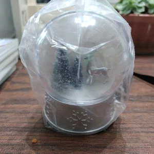 Yankee Candle Snow Globe Holiday Reindeer Scentplug Diffuser with Light - Picture 1 of 7