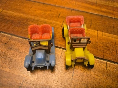 2 coches de juguete vintage de plástico Renault 1911 (azul) + Daimler (amarillo) Foto 1 de 4