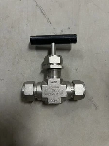Swagelok SS-18VS12 AZ2 Manual Stainless Needle Valve 5000psi 100F 3/4in Tube - Picture 1 of 4