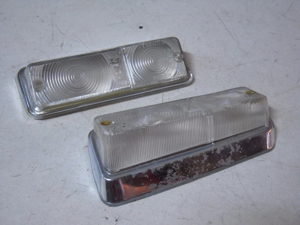 COPPIA PLASTICHE FRECCE ANTERIORI ALFA ROMEO 1750 - 2000 BERLINA - CARELLO - Immagine 1 di 1