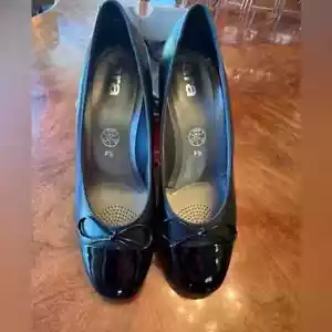 ARA BLACK PATENT AND LEATHER HEELS WITH TOP ACCENT BOW TIE SIZE 8 - Picture 1 of 7