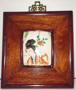 Antiguo fragmento de arroz de porcelana esmaltada china rara con marco de palo de rosa - Imagen 1 de 4