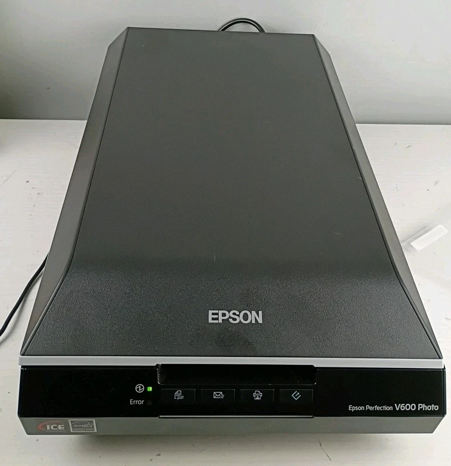 EPSON PERFECTION V600 PHOTO / DOCUMENT SCANNER W/ Manual And CD - Image 1 of 4