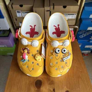 UK 8 - Crocs x Mcdonalds Classic Clogs - Birdie Yellow - Bild 1 von 6