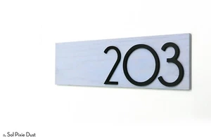 Modernes Wohnungstürnummernschild, blaue Holz- und Acrylnummern draufgeklebt - Bild 1 von 5