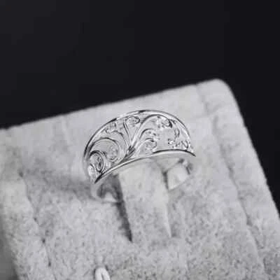 Alianza de boda para mujer enchapada en oro blanco de 14 quilates con diamantes redondos de 1 quilate creados en laboratorio Foto 1 de 3