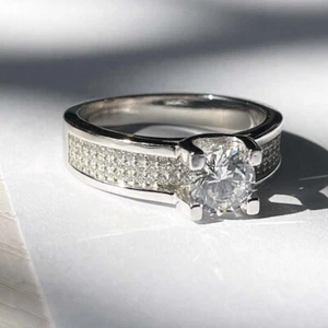 Anillo de boda de plata 925 con garra redonda de circonita cúbica de 1 quilate para hombre talla 6,5-12 - Imagen 1 de 5