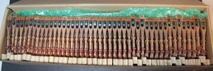 OTTIMO SET ORIGINALE DI 88 SALVIETTE ORIGINALI STEINWAY TACCO ANGOLATO FUORI MODELLO M - Foto 1 di 11