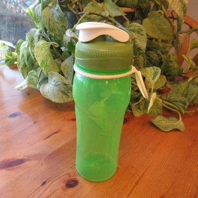 Rubbermaid 20 oz garrafa de água de plástico 7M22 tampa flip top anel de dedo verde - Imagem 1 de 4