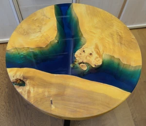 Designechtholz-Tisch mit effektvollen Vergussbereich mit farbigem Epoxidharz - Bild 1 von 3