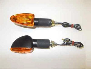 COPPIA DI FRECCE UNIVERSALI OMOLOGATE SUZUKI V-STROM 650 DL / V-STROM 1000 DL - Foto 1 di 1