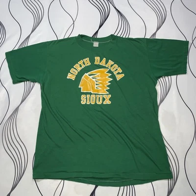 Camiseta True Vintage Años 70 Universidad Dakota del Norte Y Lucha Sioux Para Hombre Pequeña’s Foto 1 de 4