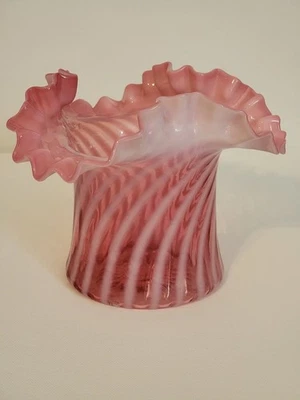 FENTON CRANBERRY SWIRL SPIRALOPTIK GEKRÄUSELTE ZIRBELHUTVASE - 1948-54, 4-1/2" - Bild 1 von 4