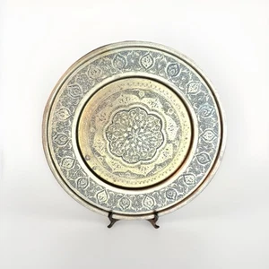 Vintage-indische Messingplatte, von Hand eingeritzte Volkskunst, geätzte dekorative 23 cm - Bild 1 von 8