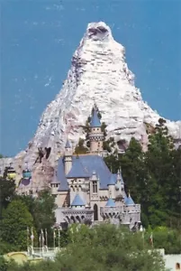 Vintage Postkarte Disneyland CA Matterhorn Dornröschen Schloss Fantasyland 6x4 - Bild 1 von 2