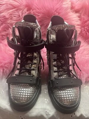 Zapatilla deportiva Giuseppe Zanotti acolchada de caña alta plateada metálica con tachuelas talla 39 Foto 1 de 4