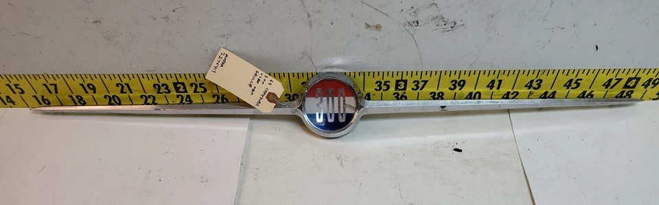 Usado OEM Mopar 2276413 Parrilla delantera adorno emblema 1963 Chrysler 300 (bin 11) Foto 1 de 4