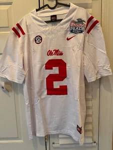 Camiseta cosida Ole Miss Rebels Jaxson Dart blanca Peach Bowl Playoffs - Imagen 1 de 6