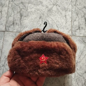 Albanian 100% AUTHENTIC HAT ARMY WINTER FUR HAT With STAR BADGE SIZE 53 - Picture 1 of 5