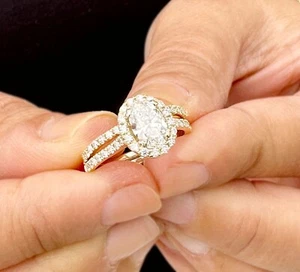 Anillo de compromiso con halo de diamantes naturales de corte ovalado certificado por GIA de oro amarillo de 14 k 1,70 - Imagen 1 de 15