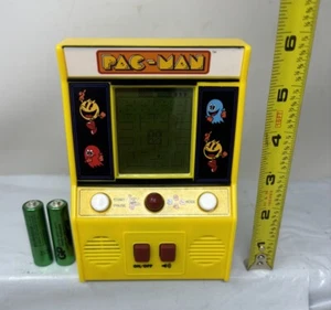 BANDAI NAMCO TISCHPLATTE PAC MAN VIDEOSPIEL Batterien enthalten FUNKTIONIERT siehe Clip - Bild 1 von 8