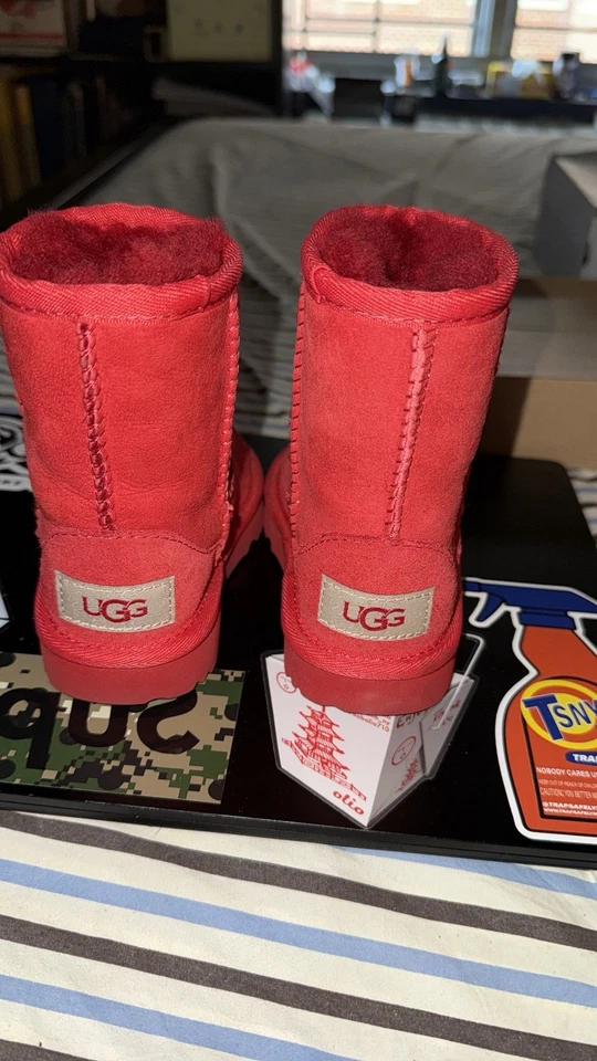 Bota Ugg Australia CLASSIC II para niños pequeños #1017703T roja talla 6 (CON67) Foto 1 de 4