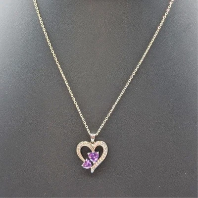 Collar colgante dos corazones de cristal púrpura dentro de una circonita cúbica corazón tachonado tono plata Foto 1 de 4