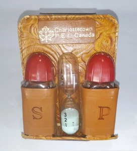 De colección Charlottetown P.E.I. Agitadores y temporizadores de sal y pimienta con estuche de cuero trenzado - Imagen 1 de 5