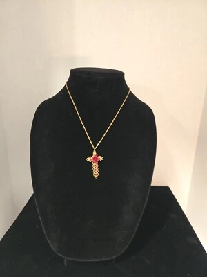 Corrente sem marca tom dourado 18", cruz tom dourado 1,5", rosa vermelha e strass - Imagem 1 de 4