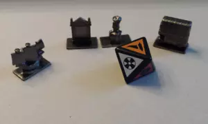 4 Metal Tokens and 8-sided die from Harry Potter 2nd Edition Scene It Game - Picture 1 of 2