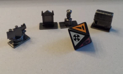 4 Metal Tokens and 8-sided die from Harry Potter 2nd Edition Scene It Game - Image 1 of 2