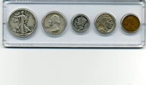 2025 - Regalo 90° Compleanno - Set Monete 1935 in Porta Whitman - 50c/25c/10c/5c/1c - Foto 1 di 2