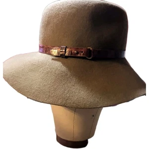 NUEVO CON ETIQUETAS Eric Javits Fanny Sombrero de Lana Taupe Ala Ancha Fedora Imitación Croc Banda Repelente al Agua - Imagen 1 de 14