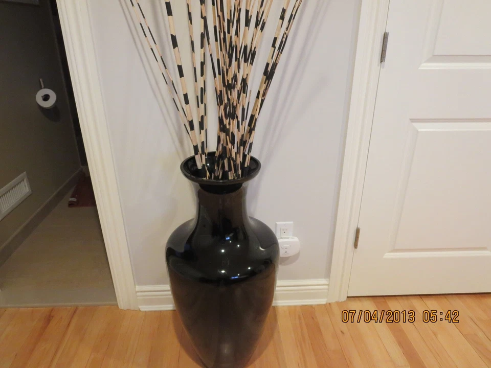 БОЛЬШАЯ НАПОЛЬНАЯ ВАЗА ИЗ ЧЕРНОГО СТЕКЛА — ВЫСОТА 32 ДЮЙМА X 47 ДЮЙМОВ ВОКРУГ — ТОЛЬКО САМОВЫВОЗ — #Y18A - Изображение 1 из 4