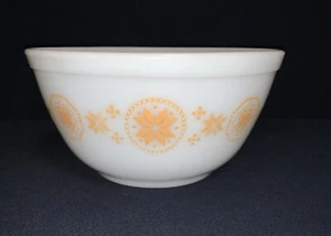 Vintage Pyrex Mixing Bowl Town And Country #402 1.5 Quart White And Gold 7” - Picture 1 of 8