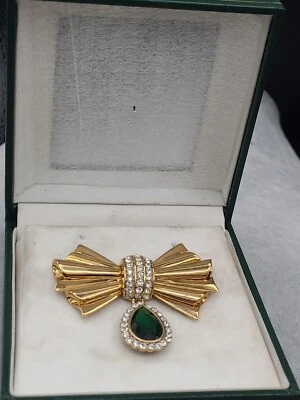 Broche Avon Honor Society HS verde esmeralda/strass claro/CRISTATAL CAIXA COMO ESTÁ - Imagem 1 de 4