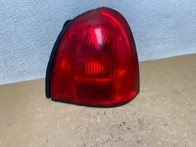 Lanterna traseira direita passageiro carro Lincoln Town 2003 a 2011 V5143 DW - Imagem 1 de 4