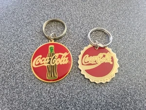 Lot of 2 Vintage 1990’s Coca Cola Coke Round Keychains - Foto 1 di 2