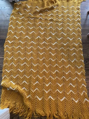 Manta Chevron afgana tejida a ganchillo hecha a mano 42”x69” borla amarilla blanca Foto 1 de 3