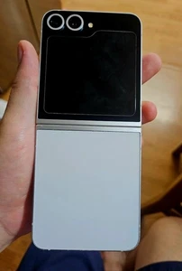 Samsung Galaxy Z Flip6 - 256 GB - White (Unlocked) - Picture 1 of 8