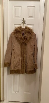 Casaco de couro vintage Penny Lane Gallery acabamento de pele sintética forrado Y2K grande bordado - Imagem 1 de 4