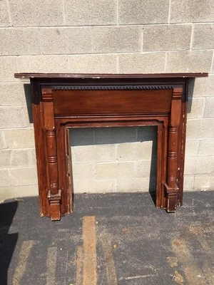 Abrigo de chimenea de pino antiguo M 37 1800 Scirca Foto 1 de 4