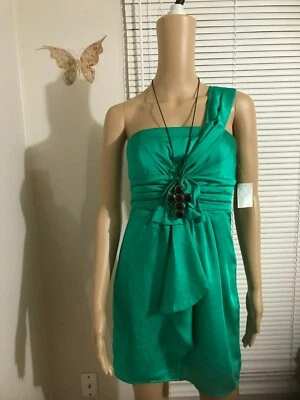 NUEVO Vestido para mujer CHARLOTTE RUSSE verde pequeño hombro frío 100 % poliéster Foto 1 de 4