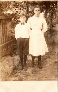 Bruder und Schwester stehen draußen RPPC - Bild 1 von 2