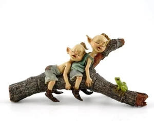 Pixies de jardín gemelos miniatura durmiendo la siesta en tronco de árbol hada gnomo jardín - Imagen 1 de 3