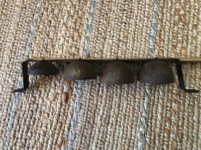 ANTIGUAS CAMPANAS DE PUERTA DE TIENDA/CAMPANAS DE TRINEO CONJUNTO DE 4 TAMAÑOS GRADUADOS SOPORTE DE METAL Foto 1 de 4