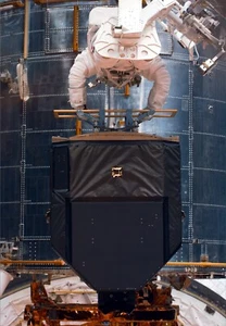 SM2: Fine Guidance Sensor (FGS) Setup HUBBLE MISSION 8X12 PHOTOGRAPH - Picture 1 of 1