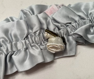 Liga de seda Victoria’s Secret, azul pálido con rosa blanco perla - boda Foto 1 de 3