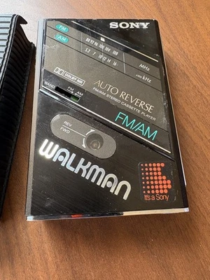 Radio AM/FM y reproductor de casete Sony Walkman WM-F100 con estuche y batería...leer Foto 1 de 4