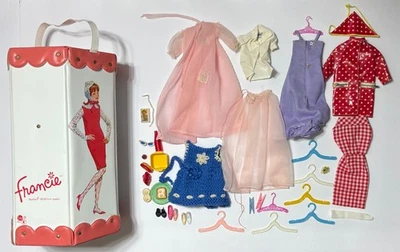 复古 1965 年美泰芭比娃娃 Francie Hexagon 娃娃 手提箱 粉色装饰 带内容 — 第 1/4 张图片